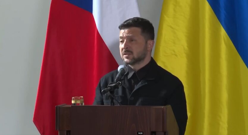 Зеленский предупреждает о провокациях России на 9 мая