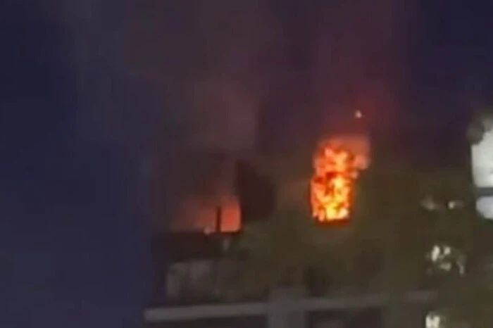 In der Region Moskau traf eine Drohne ein Hochhaus, es gab ein Feuer (Video)