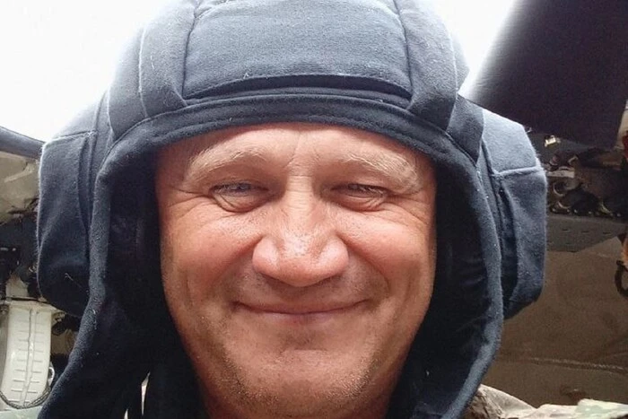 Военнослужащий на фоне уничтоженных танков