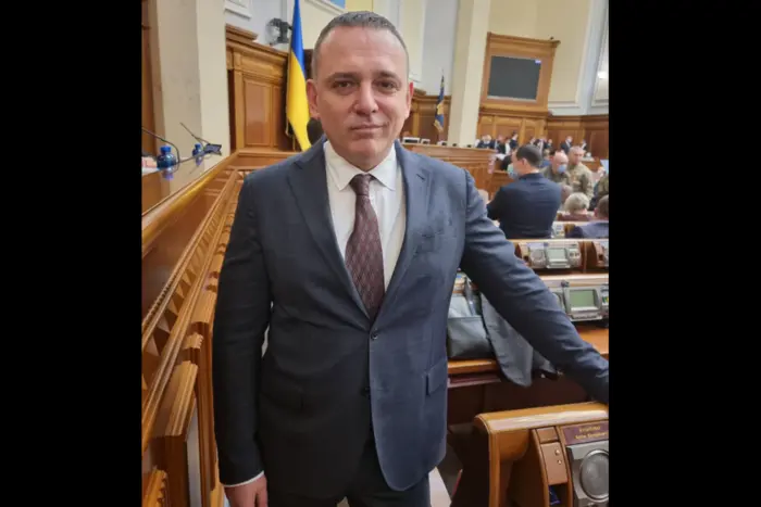 Депутат зі «Слуги народу» вітає українців
