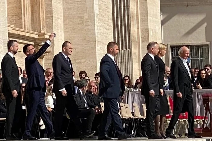 Polnische und deutsche Politiker haben sich bei der Beerdigung des Papstes blamiert