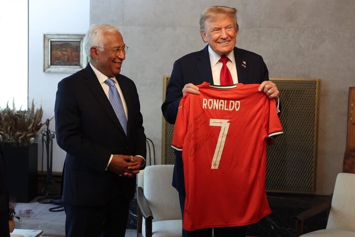 Ronaldu podarował Trumpowi koszulkę z autografem i napisem