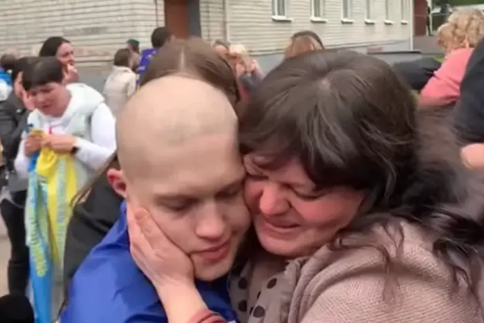 Зустріч вояка з батьками після полону