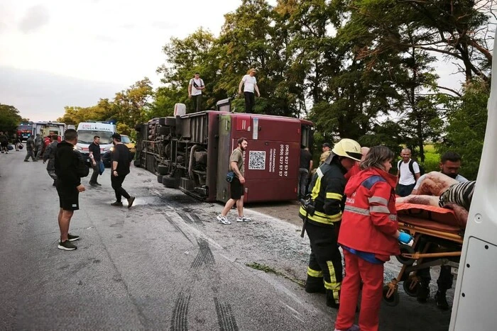 Wypadek drogowy w obwodzie dniepropetrowskim: Dwupiętrowy autobus przewrócił się, są ofiary