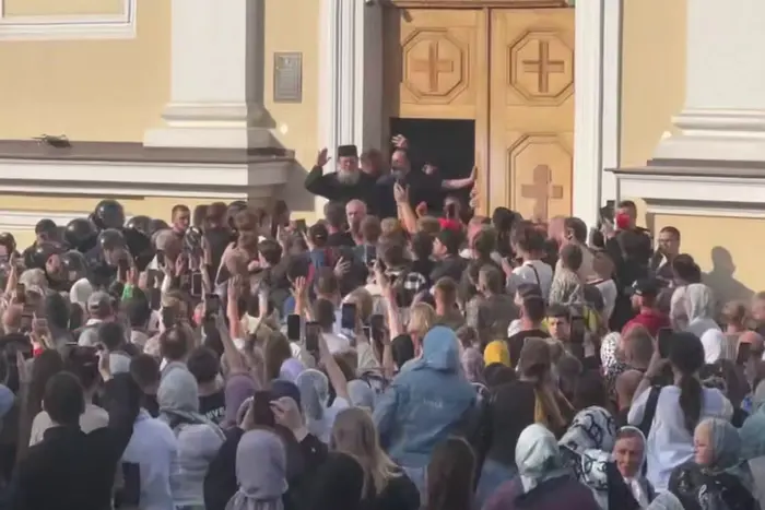 Двери храма проломаны: что происходит в Святодуховском Соборе в Черновцах (видео)