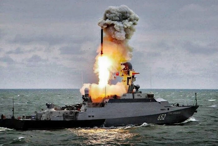 Russland hat am zweiten Tag des Putinschen Waffenstillstands Raketenträger ins Schwarze Meer verlegt