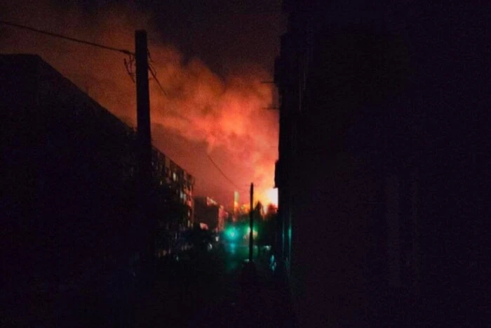 Feindliche Drohne trifft auf Mehrfamilienhaus in Odessa (Video)