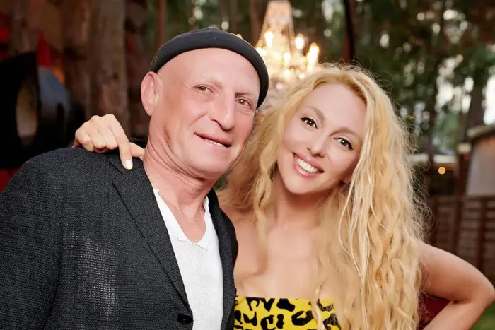 Оля Полякова з жовтоволосим чоловіком в ліжку