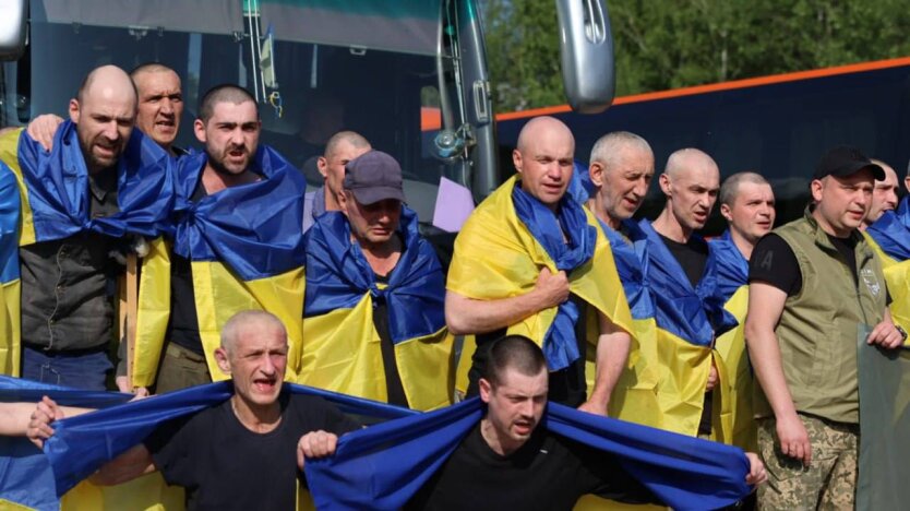 Ukraina kontynuowała wymianę jeńców: Zelensky opowiedział o powrocie ciężko rannych obrońców