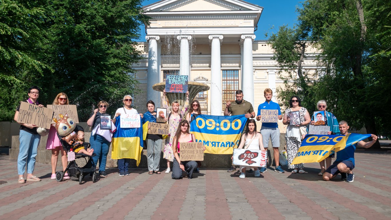 Odessa ist zum Stillstand gekommen - die Stadtbewohner haben den Gefallenen im Krieg gedacht