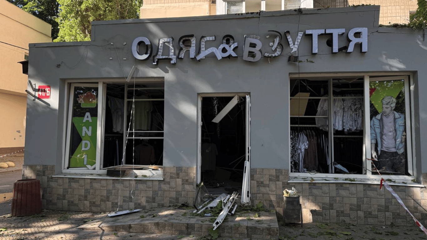 Россияне наносят удары по жилью и бизнесу одесситов — фото разрушений