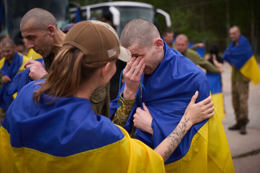 Der Kurs des Dollars, Preise, ob die Ukraine standhält: Worüber die ukrainischen Soldaten nach ihrer Rückkehr aus der Gefangenschaft fragen